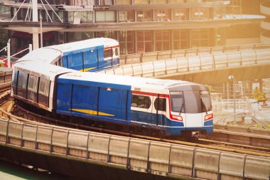 Elektrikli tren seyahat iş için şehirde. Şehirde yaşam tarzı ve şehirdeki birçok işçi. Şehir seyahat diğer birçok halklar tarafından Elektrikli tren çünkü kolay yerleştirin ve hızlı seyahat için.