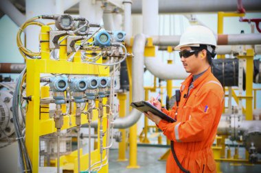 Operatör kayıt işlemi petrol ve teçhizat bitki, offshore petrol ve gaz endüstrisi, offshore petrol ve sondaj platformu denizde petrol ve gaz sürecin operatör izlemek üretim süreci, rutin günlük kaydı.