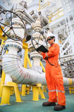 Operatör kayıt işlemi petrol ve teçhizat bitki, offshore petrol ve gaz endüstrisi, offshore petrol ve sondaj platformu denizde petrol ve gaz sürecin operatör izlemek üretim süreci, rutin günlük kaydı.