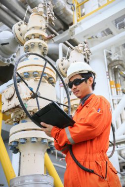 Operatör kayıt işlemi petrol ve teçhizat bitki, offshore petrol ve gaz endüstrisi, offshore petrol ve sondaj platformu denizde petrol ve gaz sürecin operatör izlemek üretim süreci, rutin günlük kaydı.