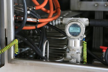 Verici petrol ve doğal gaz sürecinde basınç, sinyal işlemci mantık denetleyicilerine üretim işleminden sistemi, elektronik dönüştürücü ve gönderilen veri denetleyicisi ve okuma basınç için göndermek.