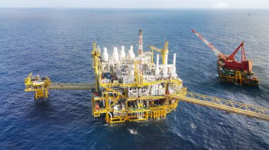 Üretim için açık deniz inşaat platformu. Petrol ve gaz endüstrisi ve sıkı çalışma. Üretim platformu ve işletim süreci kontrol odasından elle ve otomatikman çalışıyor.