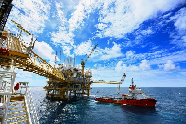 Plataforma de construcción offshore para la producción de petróleo y gas. Industria del petróleo y el gas y trabajo duro. Plataforma de producción y proceso de operación por función manual y automática desde la sala de control. — Foto de Stock