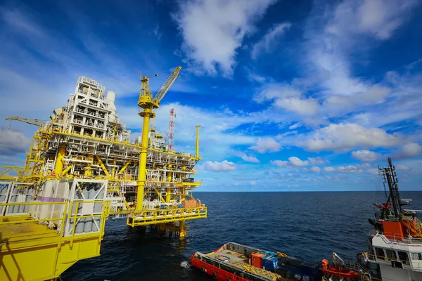 Plataforma de construcción offshore para la producción de petróleo y gas. Industria del petróleo y el gas y trabajo duro. Plataforma de producción y proceso de operación por función manual y automática desde la sala de control. —  Fotos de Stock