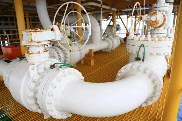 Valves manual in the production process. Production process used manual valve to control the system, Operator open and close or function the valve for controlled pressure or gas and oil flow rate. — Stock Photo, Image