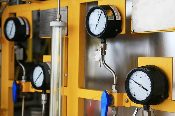 Medidor de pressão no processo de produção de óleo e gás para a condição de monitor, O medidor para medida no trabalho da indústria, Fundo da indústria e calibre de perto, medidor para medir a pressão no processo . — Fotografia de Stock