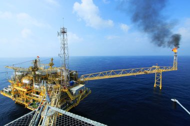 Üretim için açık deniz inşaat platformu. Petrol ve gaz endüstrisi ve sıkı çalışma. Üretim platformu ve işletim süreci kontrol odasından elle ve otomatikman çalışıyor.