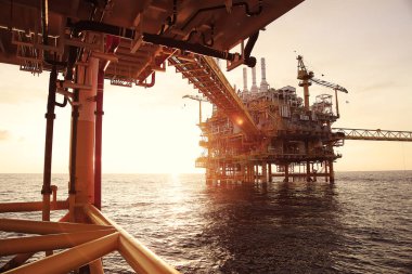 Üretim için açık deniz inşaat platformu. Petrol ve gaz endüstrisi ve sıkı çalışma. Üretim platformu ve işletim süreci kontrol odasından elle ve otomatikman çalışıyor.