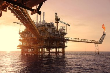 Üretim için açık deniz inşaat platformu. Petrol ve gaz endüstrisi ve sıkı çalışma. Üretim platformu ve işletim süreci kontrol odasından elle ve otomatikman çalışıyor.