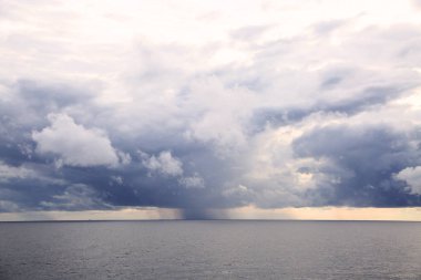 Mavi gökyüzü bulut ve metin için boş alan ile. Doğa kavramı sunusu arka plan için. Güzel renkli gökyüzü güneş ışığı ve kavram sağlık için temiz hava ile. Taze ortamda sağlıklı kavramı.