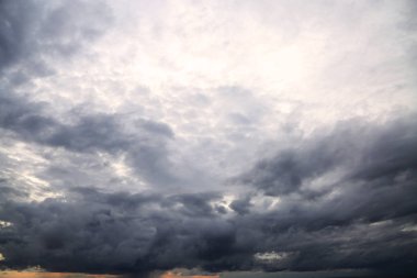 Mavi gökyüzü bulut ve metin için boş alan ile. Doğa kavramı sunusu arka plan için. Güzel renkli gökyüzü güneş ışığı ve kavram sağlık için temiz hava ile. Taze ortamda sağlıklı kavramı.