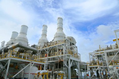 Üretim için açık deniz inşaat platformu. Petrol ve gaz endüstrisi ve sıkı çalışma. Üretim platformu ve işletim süreci kontrol odasından elle ve otomatikman çalışıyor.