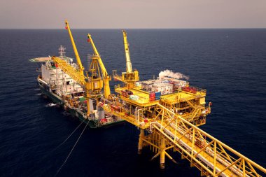 Üretim için açık deniz inşaat platformu. Petrol ve gaz endüstrisi ve sıkı çalışma. Üretim platformu ve işletim süreci kontrol odasından elle ve otomatikman çalışıyor.