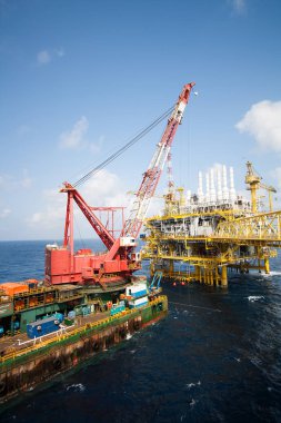 Üretim petrol ve doğal gaz offshore inşaat platformu. Petrol ve gaz endüstrisi ve zor iş sanayi. Manuel ve otomatik kontrol odası işlevinden tarafından üretim platformu ve işletme süreci.