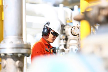 Operatör kayıt işlemi petrol ve teçhizat bitki, offshore petrol ve gaz endüstrisi, offshore petrol ve sondaj platformu denizde petrol ve gaz sürecin operatör izlemek üretim süreci, rutin günlük kaydı.