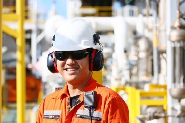 Operatör kayıt işlemi petrol ve teçhizat bitki, offshore petrol ve gaz endüstrisi, offshore petrol ve sondaj platformu denizde petrol ve gaz sürecin operatör izlemek üretim süreci, rutin günlük kaydı.