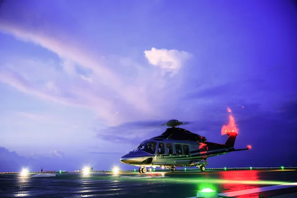 Helicopter Landing Officer Communicating Pilot Copilot Service Ground Support Pilot — Stock Photo, Image