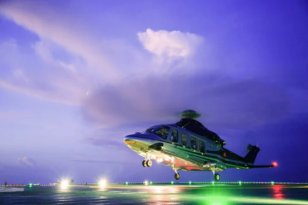 直升机着陆官与飞行员和副驾驶人员沟通 以提供地面服务 并作为飞行员所需的支持 直升机降落在甲板上的石油和天然气平台上 — 图库照片