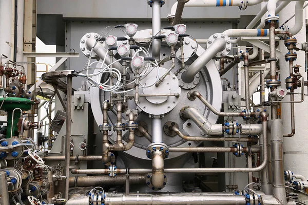 De turbine van de machine in olie en gas installaties voor aandrijving van de compressor voor bewerking. Turbine werken met lang tijd en gecontroleerde logica door automatiseringssysteem, machine stand-by voor routine onderhoud baan. — Stockfoto