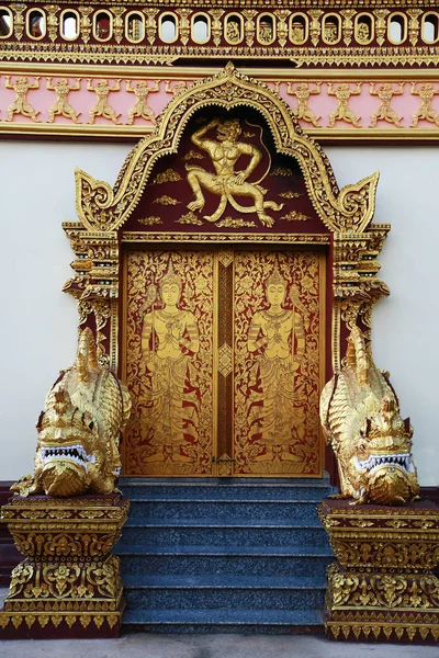 Tapınak Tayland ülke, altın tapınak ve Budizm Tapınağı, güzel tapınak ya da mimarideki Tayland Budist dua etmek ister Tapınağı pagoda hangi kimlik. — Stok fotoğraf