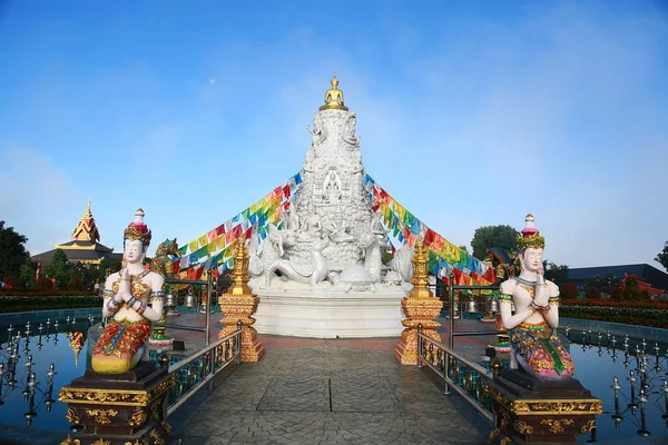 Tapınak Tayland ülke, altın tapınak ve Budizm Tapınağı, güzel tapınak ya da mimarideki Tayland Budist dua etmek ister Tapınağı pagoda hangi kimlik. — Stok fotoğraf