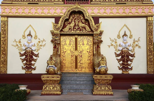Tapınak Tayland ülke, altın tapınak ve Budizm Tapınağı, güzel tapınak ya da mimarideki Tayland Budist dua etmek ister Tapınağı pagoda hangi kimlik. — Stok fotoğraf