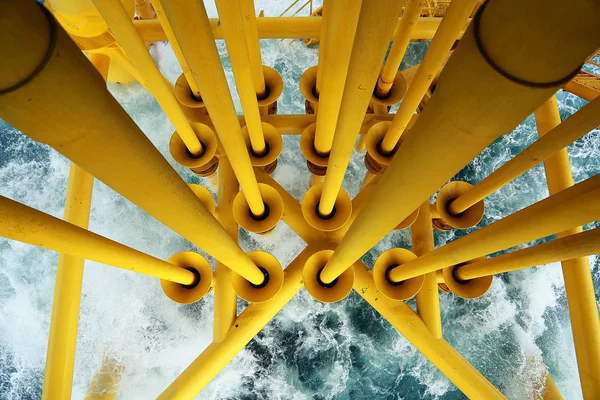 Poço cabeça slot do solo para o chão de produção principal e controlado pela lógica de automação para a indústria de petróleo e gás de produção. Plataforma de construção offshore para produção de petróleo e gás no golfo . — Fotografia de Stock