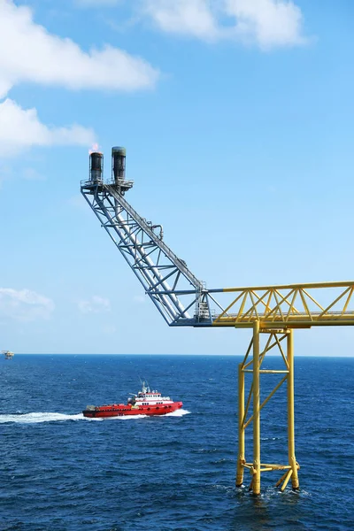 Offshore construction platform for production oil and gas. Oil and gas industry and hard work. Production platform and operation process by manual and auto function from control room. — Stock Photo, Image