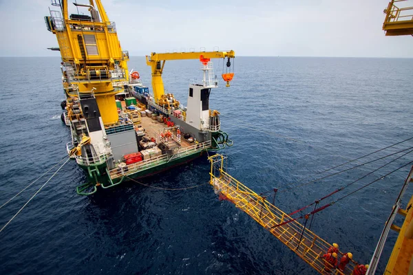 석유와 가스 생산을 위한 해안 건설 플랫 폼. 석유와 가스 산업과 힘든 노동입니다. 생산 플랫 폼 및 작업 관리 실에서 수동 및 자동 기능에 의해. — 스톡 사진