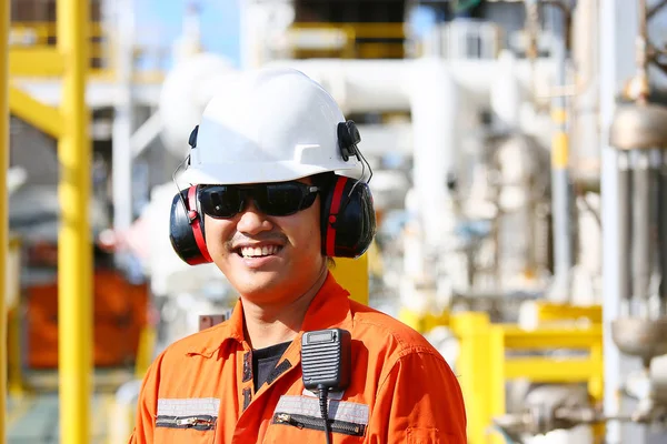 演算子油およびリグ プラント オフショア石油とガス産業 オフショア石油および海のリグで石油と天然ガスのプロセスの記録操作オペレーター監視ルーチン毎日記録 生産工程 — ストック写真