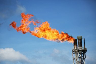 Üretim petrol ve doğal gaz offshore inşaat platformu. Petrol ve gaz endüstrisi ve zor iş sanayi. Manuel ve otomatik kontrol odası işlevinden tarafından üretim platformu ve işletme süreci.