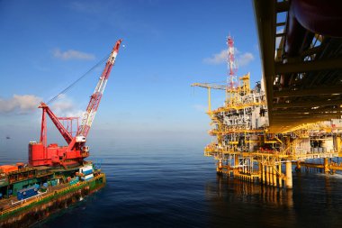 Üretim petrol ve doğal gaz offshore inşaat platformu. Petrol ve gaz endüstrisi ve zor iş sanayi. Manuel ve otomatik kontrol odası işlevinden tarafından üretim platformu ve işletme süreci.