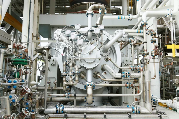 Maschinenturbine in Öl- und Gasanlage für Antriebskompressoreinheit für den Betrieb. Turbine arbeitet mit langer Zeit und gesteuerter Logik durch Automatisierungssystem, Maschine steht für Routinearbeiten bereit. — Stockfoto