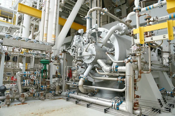 Μηχανή τουρμπίνα πετρελαίου και αερίου εργοστασίου παραγωγής για μονάδα συμπιεστή για λειτουργία. Τουρμπίνα λειτουργεί με πολύ ελεγχόμενη και λογική από σύστημα αυτοματισμού, μηχανή επιφυλακής για εργασία συντήρησης ρουτίνας. — Φωτογραφία Αρχείου