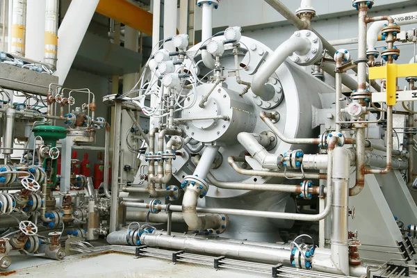 Turbina maszyny w oleju i gazu do napędu sprężarki do operacji. Turbina działa z logiki długi czas i kontrolowane przez system automatyzacji, Podstawa stołu przez dla zadania rutynowej konserwacji. — Zdjęcie stockowe