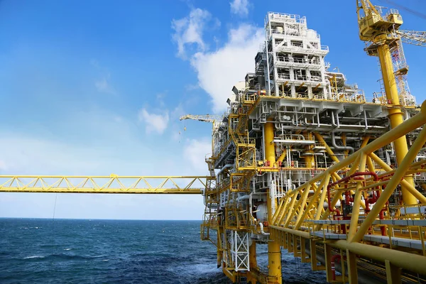 Plataforma de construcción offshore para la producción de petróleo y gas. Industria del petróleo y del gas e industria del trabajo duro. Plataforma de producción y proceso de operación por función manual y automática desde la sala de control . — Foto de Stock