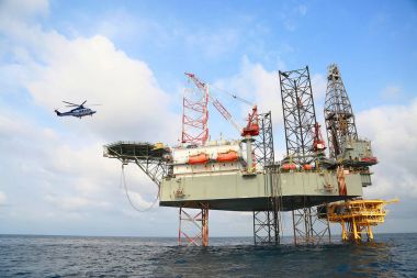 Üretim petrol ve doğal gaz offshore inşaat platformu. Petrol ve gaz endüstrisi ve zor iş sanayi. Manuel ve otomatik kontrol odası işlevinden tarafından üretim platformu ve işletme süreci.