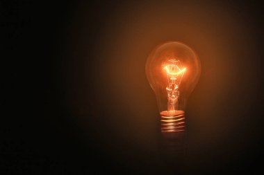 Ampuller siyah arkaplanı açıyor ve düşünme kavramında başarılı bir konsepte sahip hiçbir kablo yok. Çatı katı tarzı ya da klasik tarzda ışıklandırma. Dekoratif antika edison tarzı ampuller ve izolasyon.