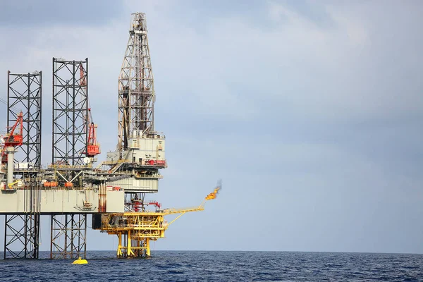 Üretim petrol ve doğal gaz offshore inşaat platformu. Petrol ve gaz endüstrisi ve zor iş sanayi. Manuel ve otomatik kontrol odası işlevinden tarafından üretim platformu ve işletme süreci.