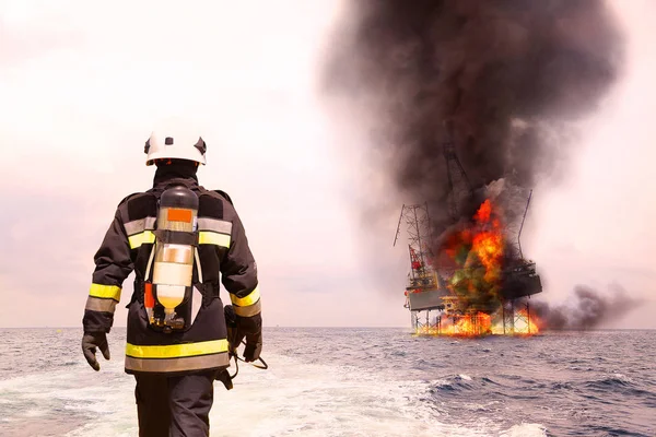 Bombero en la industria del petróleo y gas con la misión exitosa para proteger con caso de emergencia o el peor de los casos, Equipo de protección personal del equipo de bomberos y el trabajo en equipo para la misión de peligro . —  Fotos de Stock