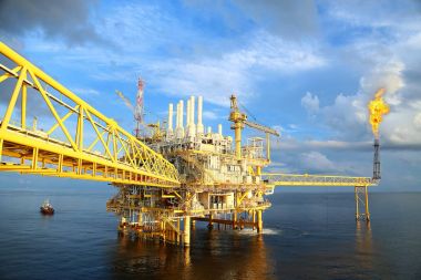 Üretim için açık deniz inşaat platformu. Petrol ve gaz endüstrisi ve sıkı çalışma. Üretim platformu ve işletim süreci kontrol odasından elle ve otomatikman çalışıyor.