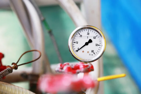 Μανόμετρο με μέτρηση της πίεσης στη διαδικασία παραγωγής. Εργαζόμενος ή φορέας εκμετάλλευσης πετρελαίου και φυσικού αερίου διαδικασία παρακολούθησης από το περιτύπωμα για ρουτίνας καταγραφή και την ανάλυση πετρέλαιο και φυσικό αέριο παραγωγικής διαδικασίας. — Φωτογραφία Αρχείου