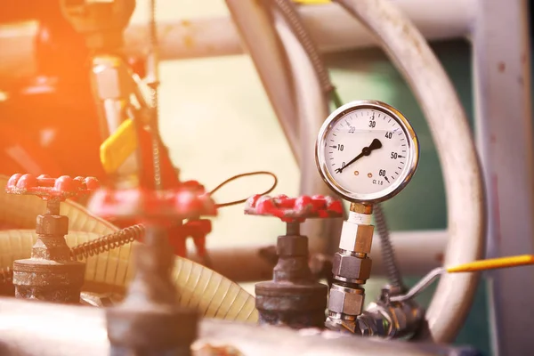 压力表使用测量在生产过程中的压力。工作人员或运算符由仪表的日常记录和分析石油和天然气的生产过程监测石油和天然气的过程. — 图库照片
