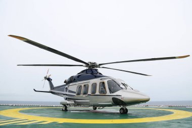 Helikopter Park açılış offshore platformu, helikopter transferi ekipleri veya offshore petrol ve gaz endüstrisi, hava nakliye destek yolcu, havaalanında yer hizmeti için çalışmak üzere yolcu.