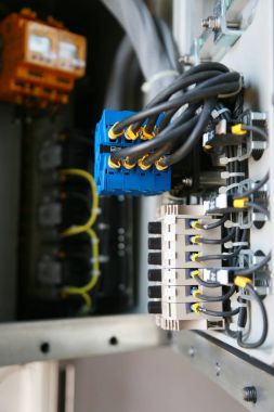 Bağlantı kutusunda elektrik terminali ve teknisyen servisi. PLC tarafından destek programı ve kontrol fonksiyonu için kontrol paneline elektrikli cihaz yükleyin. teknisyen tarafından rutin ziyaret kontrol ekipmanı.