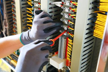 Bağlantı kutusunda elektrik terminali ve teknisyen servisi. PLC tarafından destek programı ve kontrol fonksiyonu için kontrol paneline elektrikli cihaz yükleyin. teknisyen tarafından rutin ziyaret kontrol ekipmanı.