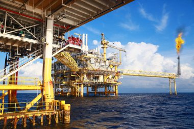 Üretim için açık deniz inşaat platformu. Petrol ve gaz endüstrisi ve sıkı çalışma. Üretim platformu ve işletim süreci kontrol odasından elle ve otomatikman çalışıyor.