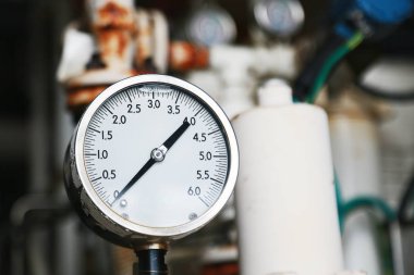Basınç ölçü aygıtı kullanarak üretim süreci basıncı ölçmek. İşçi veya operatör tarafından ölçer rutin kayıt ve analiz petrol ve gaz üretim süreci için petrol ve doğal gaz işlem izleme.