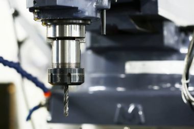 garaj veya atölye makine tribünde matkap. Makine otomasyon tarafından kontrol ve programlanabilir. Teknisyen nesne veya yapı sondaj için makine kullanmak.