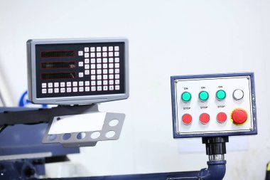 garaj veya atölye makine tribünde matkap. Makine otomasyon tarafından kontrol ve programlanabilir. Teknisyen nesne veya yapı sondaj için makine kullanmak.